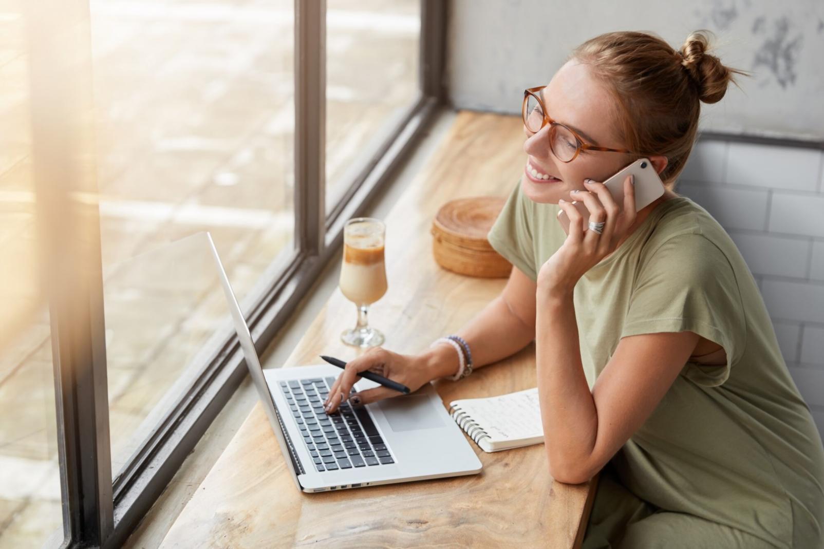 Pengguna mempersiapkan perangkat untuk mengakses platform investasi