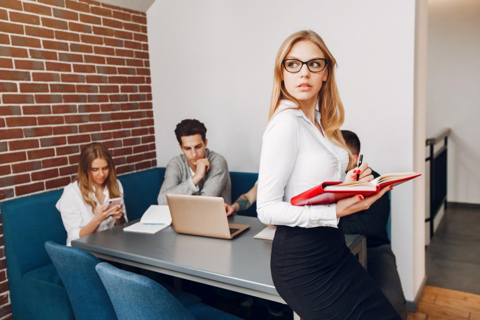 Anak menggunakan tablet untuk pembelajaran finansial